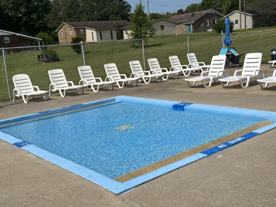 Photo of the small pool area with recliners