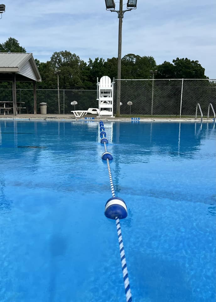 Photo of the pool with a swimming rope in the middle